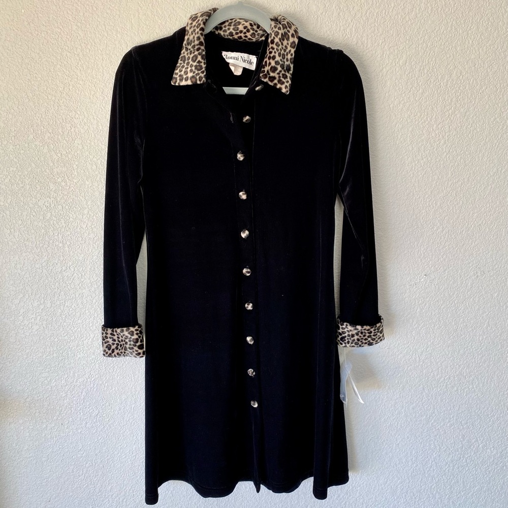 NWT black velvet with fabulous feline buttons & trim!😻 Size small.Size 6.